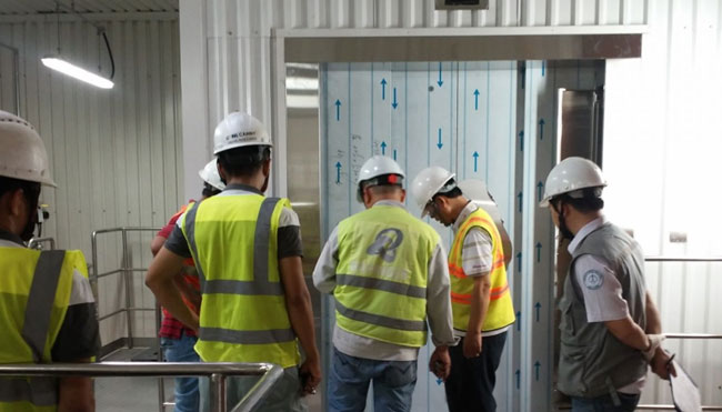 Viện chất lượng tiến hành kiểm định thang máy tại tòa nhà