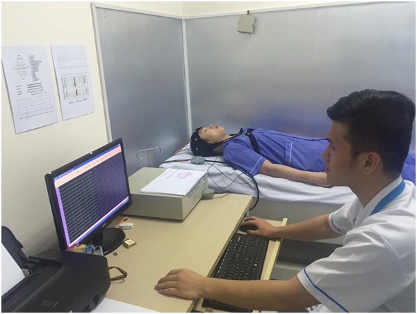 Viện Chất Lượng Việt Nam thực hiện kiểm định máy đo điện não 