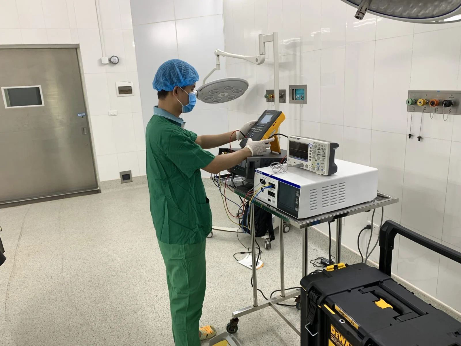 Kiểm tra an toàn điện máy trong quy trình kiểm định dao mổ điện